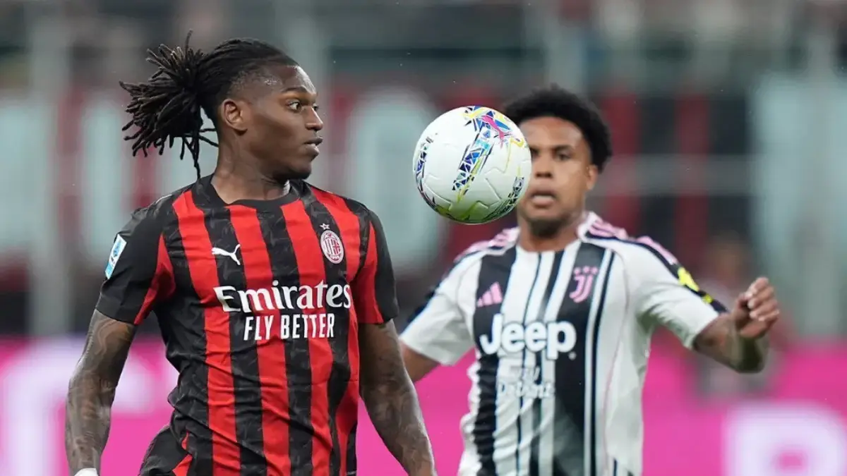 Rafael Leao coba mengontrol bola dalam laga Liga Italia antara AC Milan vs Juventus di San Siro