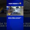 Warga Tambal Jalan Rusak dengan Sampah Selokan