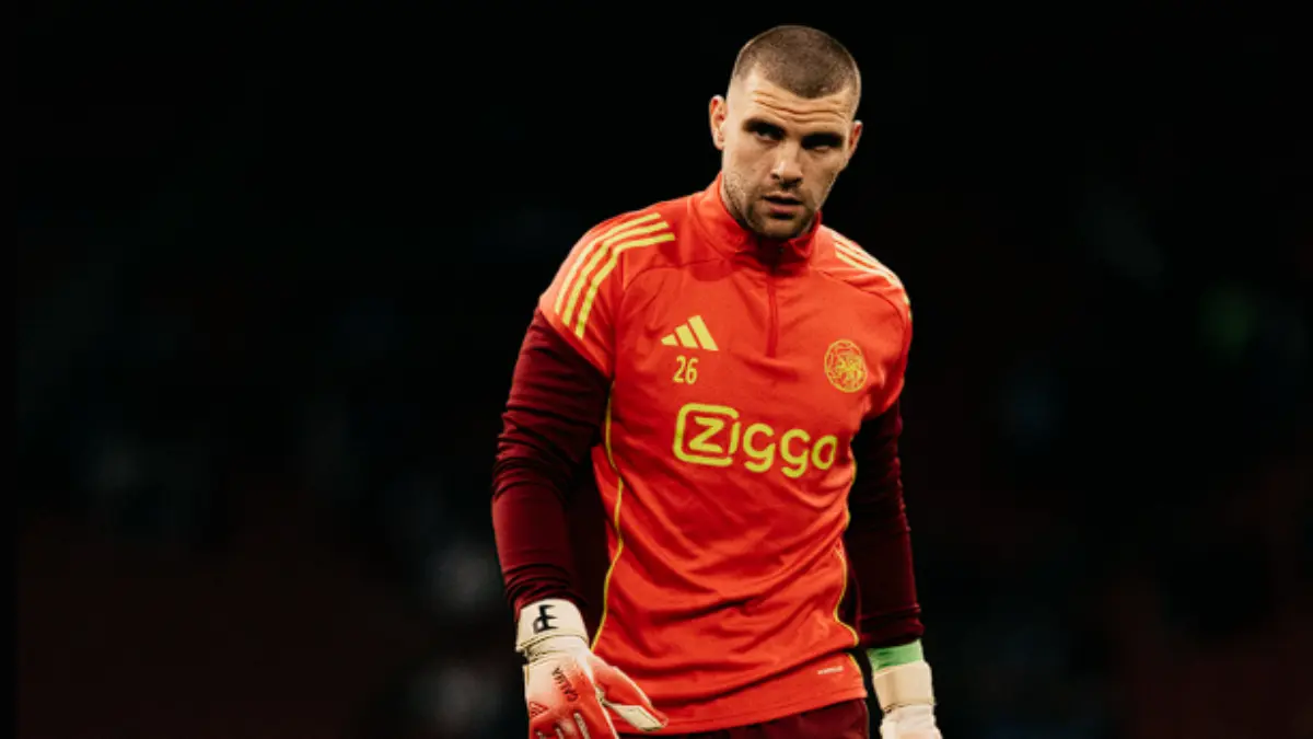 Maarten Paes menjaga gawang Ajax Amsterdam saat melawan FC Twente di Liga Belanda