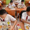 Ratusan siswa mengalami gejala keracunan dengan tingkat kondisi yang berbeda-beda.