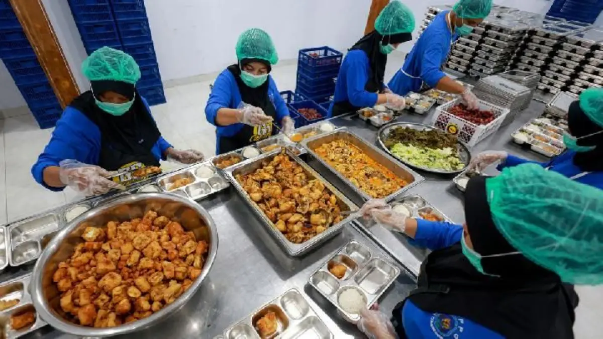 Badan Gizi Nasional menghentikan sementara operasional sekitar 240 Satuan Pelayanan Pemenuhan Gizi (SPPG).