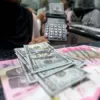 Nilai tukar rupiah terhadap dolar Amerika Serikat (AS) diperkirakan masih bergerak fluktuatif.