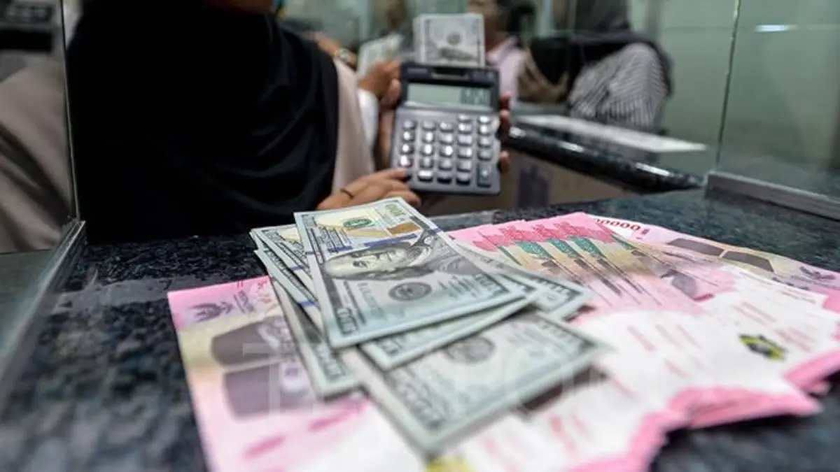 Nilai tukar rupiah terhadap dolar Amerika Serikat (AS) diperkirakan masih bergerak fluktuatif.