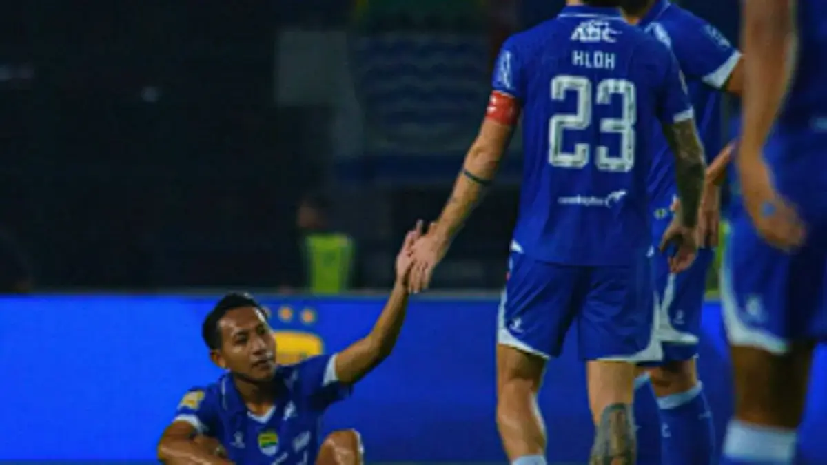 Perdebatan antara pemain Bhayangkara FC dan Persib Bandung usai dugaan insiden rasisme