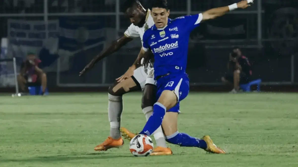 Persib Bandung datang dengan kepercayaan diri tinggi setelah meraih kemenangan 4-2 atas Bhayangkara FC.
