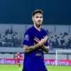 Rayco Rodriguez pemain Persita Tangerang bernomor punggung 7 yang menerima kartu merah saat melawan Borneo FC