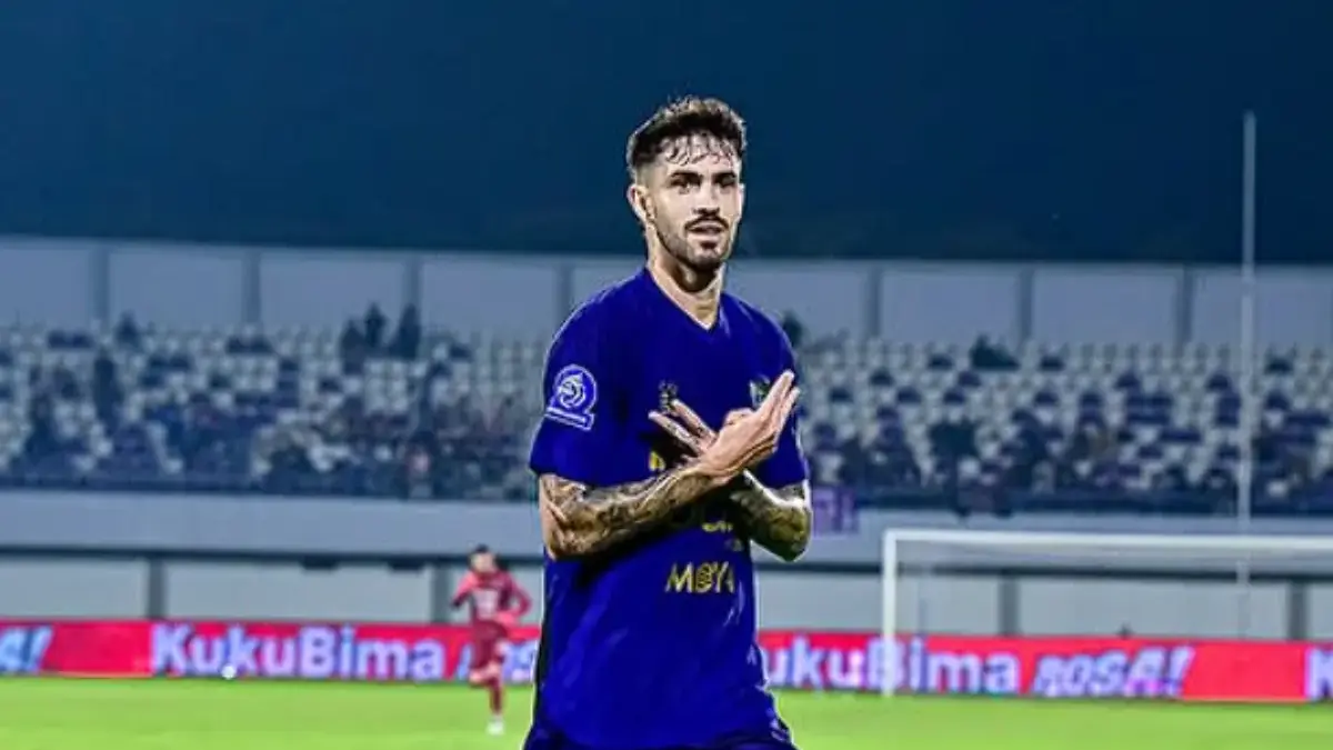 Rayco Rodriguez pemain Persita Tangerang bernomor punggung 7 yang menerima kartu merah saat melawan Borneo FC