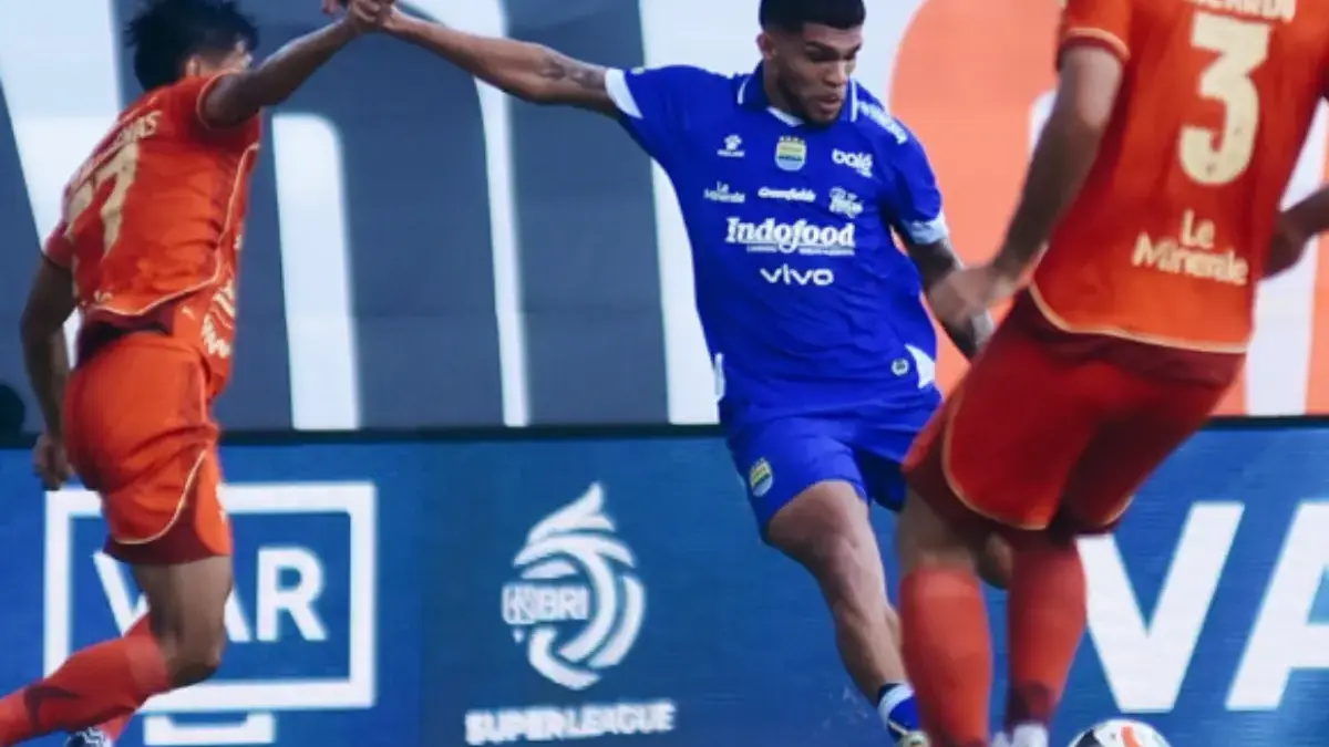 Laga klasik antara Persija Jakarta dan Persib Bandung kembali menghadirkan tensi tinggi.