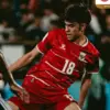 Pemain Timnas Indonesia U-17 berusaha merebut bola dari pemain Jepang di babak kedua pertandingan Grup B Piala