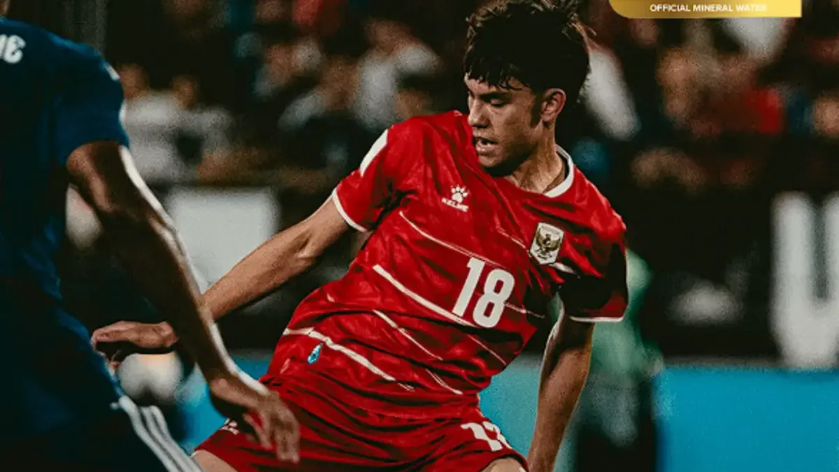 Pemain Timnas Indonesia U-17 berusaha merebut bola dari pemain Jepang di babak kedua pertandingan Grup B Piala