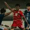 Pemain Timnas Indonesia U-17 berjalan meninggalkan lapangan usai kekalahan 1-3 dari Jepang U-17 di Piala Asia