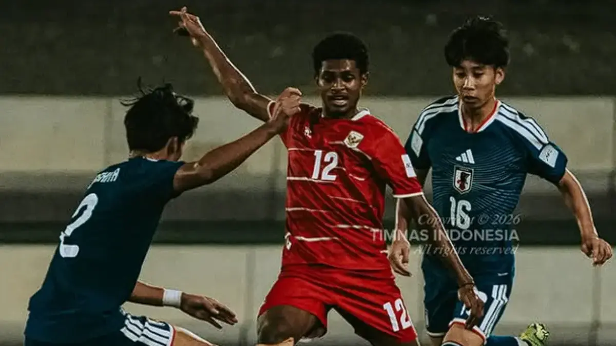 Pemain Timnas Indonesia U-17 berjalan meninggalkan lapangan usai kekalahan 1-3 dari Jepang U-17 di Piala Asia