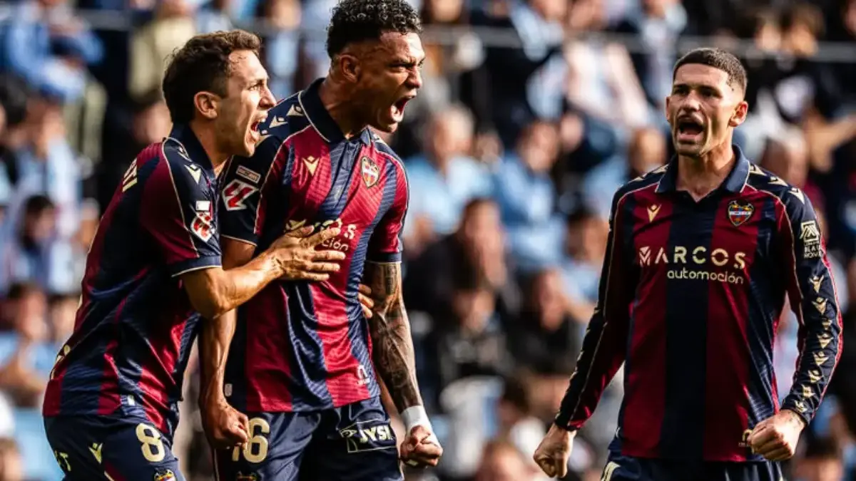 Para pemain Levante merayakan gol kemenangan atas Celta Vigo di Estadio Abanca Balaídos