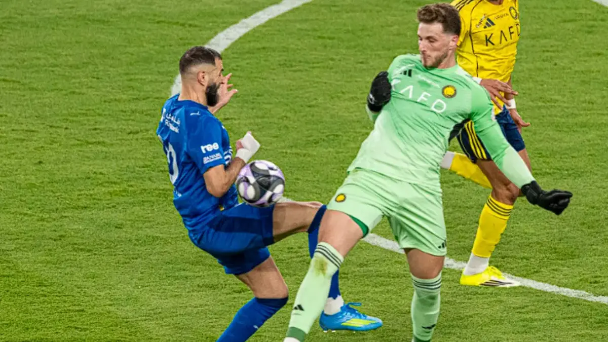 Bento kiper Al Nassr tertunduk lesu usai mencetak gol bunuh diri ke gawang sendiri di menit 90+8