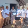 Bupati Cirebon Imron berdiri di depan rumah tidak layak huni milik Warkina di Desa Melakasari Kecamatan Gebang