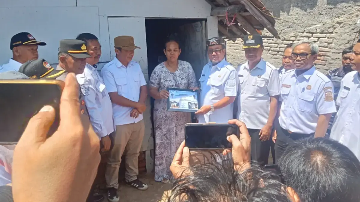 12.146 Rumah Tak Layak di Cirebon Dibedah, Bupati Imron Tinjau Langsung Rumah Warga Bupati Cirebon Imron berdiri di depan rumah tidak layak huni milik Warkina di Desa Melakasari Kecamatan Gebang