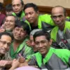 Nadiem terlihat menghampiri sejumlah sopir ojek online (ojol) yang datang memberikan dukungan.