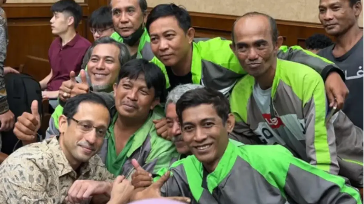 Momen Emosional Nadiem Makarim Bersama Sopir Ojol di Pengadilan Nadiem terlihat menghampiri sejumlah sopir ojek online (ojol) yang datang memberikan dukungan.