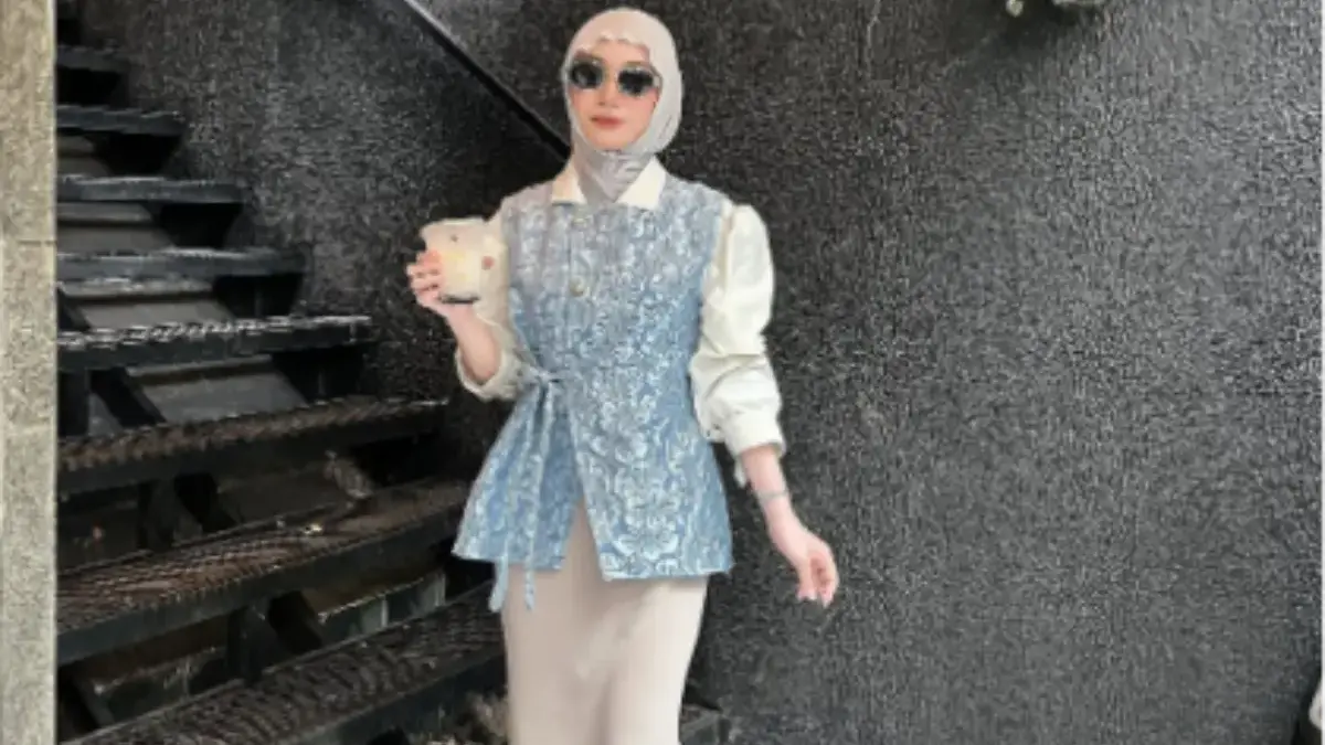 Mulai dari dress simple, tunik modern, hingga setelan kekinian, semuanya bisa didapat dengan harga ramah.