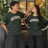 Model oversized dan loose fit masih menjadi tren utama di dunia fashion lokal.