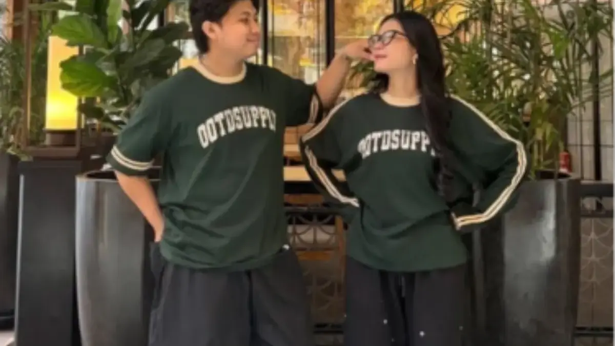 Tren Outfit Pertengahan Mei 2026 dari Brand Lokal, Simpel tapi Tetap Stylish Model oversized dan loose fit masih menjadi tren utama di dunia fashion lokal.