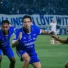 Thom Haye berseragam Persib Bandung merayakan gol ke gawang PSM Makassar di Stadion Gelora BJ Habibie Parepare