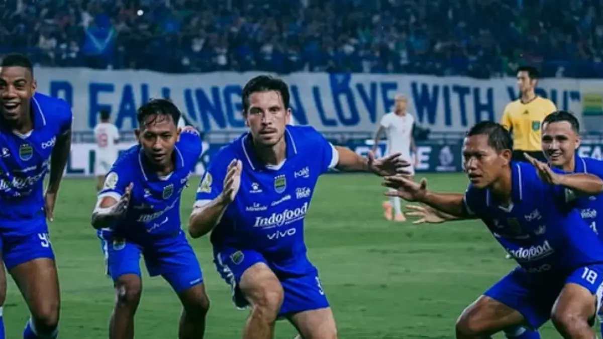 Thom Haye berseragam Persib Bandung merayakan gol ke gawang PSM Makassar di Stadion Gelora BJ Habibie Parepare