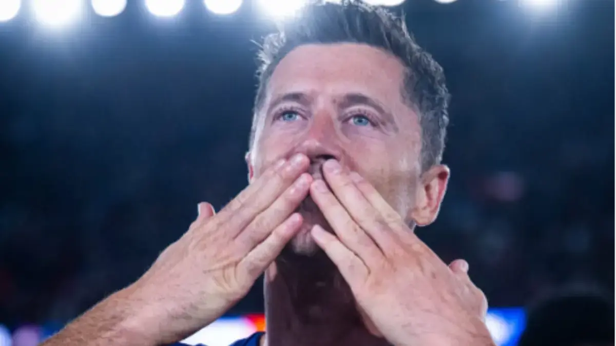 Pelatih Barcelona, Hansi Flick, mengaku tidak mudah menggantikan sosok Lewandowski.
