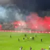 Pantauan di Stadion Gelora BJ Habibie menunjukkan sejumlah flare, smoke bomb, hingga petasam.