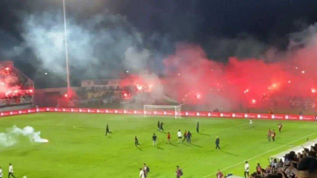 Suporter Turun ke Lapangan Usai PSM Kalah dari Persib, Pemain Sempat Ditendang Pantauan di Stadion Gelora BJ Habibie menunjukkan sejumlah flare, smoke bomb, hingga petasam.