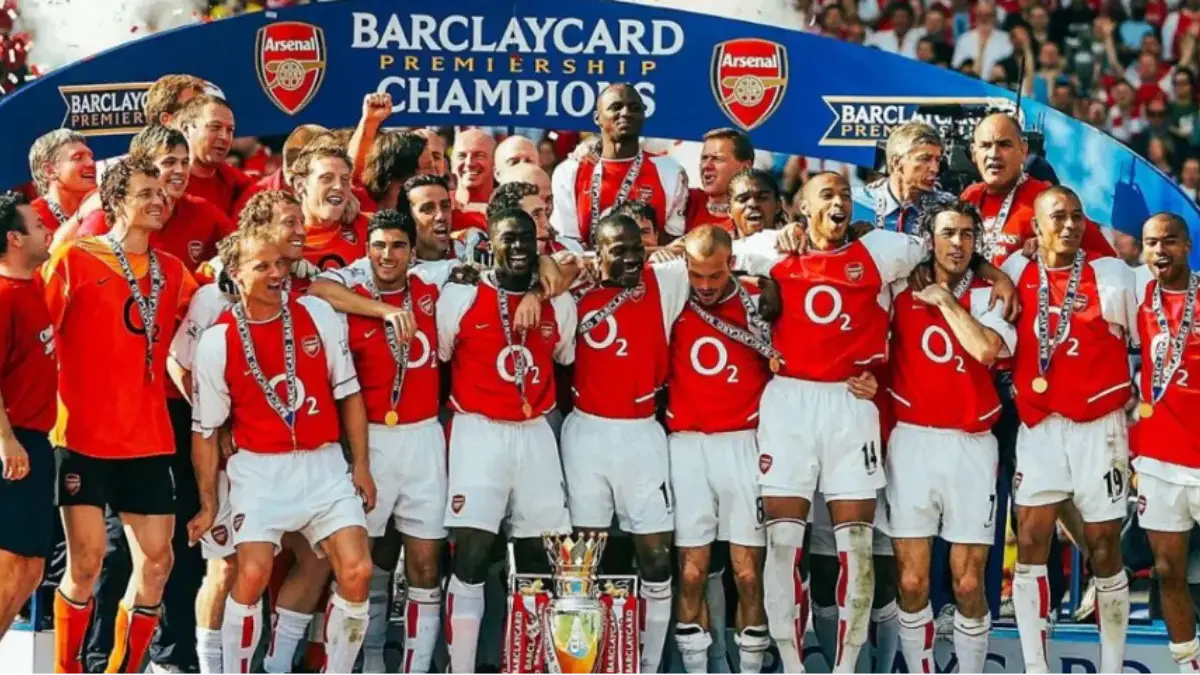 Arsenal 2004 vs Arsenal Sekarang, Dulu Fans Belum Bisa Rayakan di Media Sosial Kesuksesan Arsenal musim 2003/2004 terasa makin ikonik jika melihat kondisi teknologi saat itu.