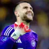 Maarten Paes kembali mencuri perhatian setelah tampil impresif bersama Ajax Amsterdam.