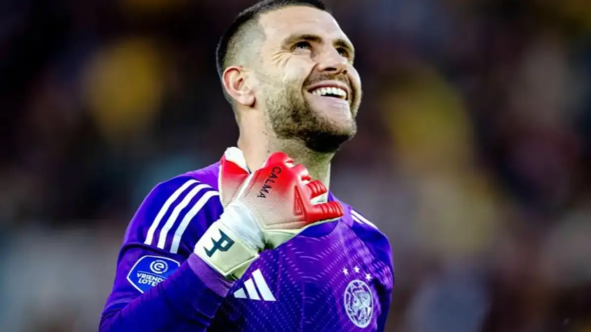 Maarten Paes Raih Rating 8,1, Ajax Selangkah Lagi ke UEFA Conference League Maarten Paes kembali mencuri perhatian setelah tampil impresif bersama Ajax Amsterdam.