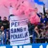 Penggunaan flare dalam pertandingan sepak bola memang kerap menjadi perhatian.