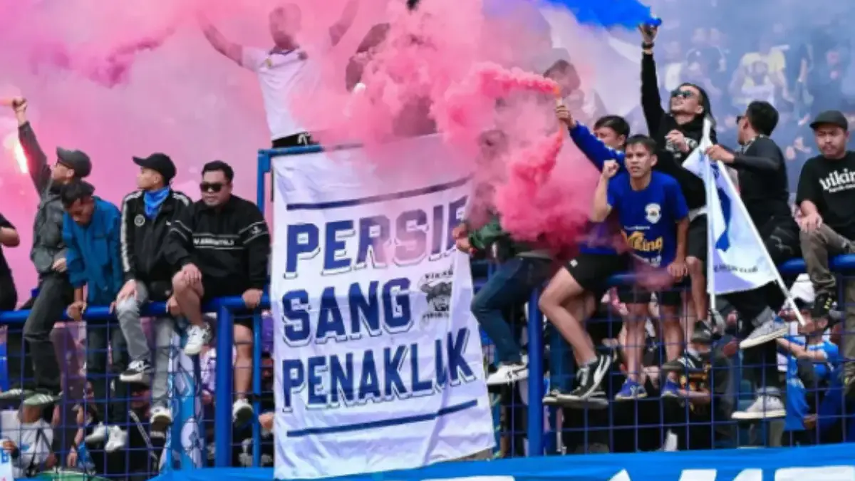 Laga Pamungkas Persib Bandung, Bobotoh Diimbau Tidak Menyalakan Flare Penggunaan flare dalam pertandingan sepak bola memang kerap menjadi perhatian.