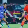 Bek Persib Beckham Putra Nugraha saat memberikan keterangan pers terkait insiden pemukulan pasca laga lawan Pe