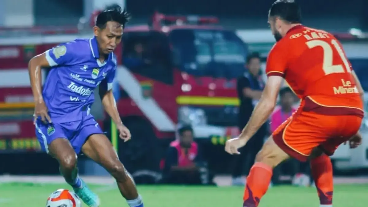 Bek Persib Beckham Putra Nugraha saat memberikan keterangan pers terkait insiden pemukulan pasca laga lawan Pe