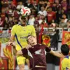 Julio Cesar selebrasi usai mencetak gol sundulan kemenangan Persib Bandung atas PSM Makassar di menit injury t