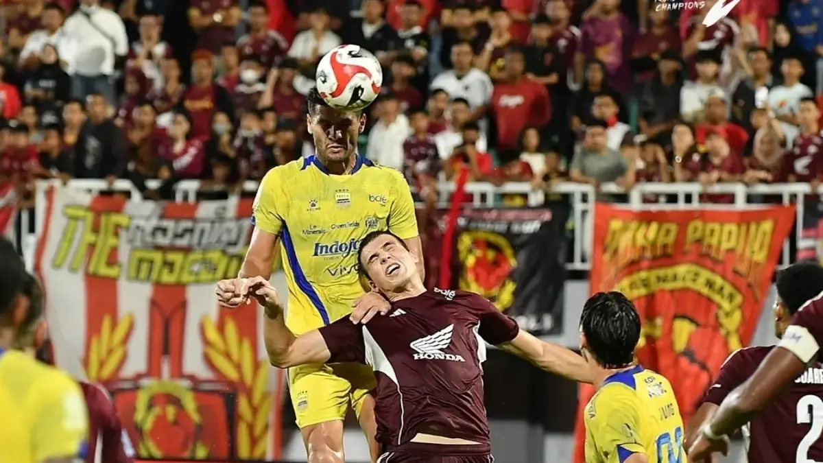 Julio Cesar selebrasi usai mencetak gol sundulan kemenangan Persib Bandung atas PSM Makassar di menit injury t