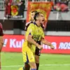 Kericuhan suporter PSM Makassar di Stadion Gelora BJ Habibie usai laga melawan Persib Bandung dengan pemain di