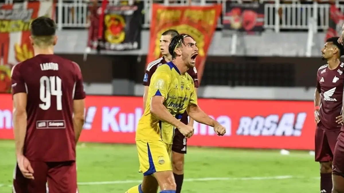 Suporter PSM Rusuh Usai Kalah dari Persib, Pemain Maung Bandung Dikejar dan Ditendang Kericuhan suporter PSM Makassar di Stadion Gelora BJ Habibie usai laga melawan Persib Bandung dengan pemain di
