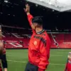 Casemiro bersama istri dan anak-anaknya berdiri di tengah lapangan Old Trafford usai laga melawan Nottingham F