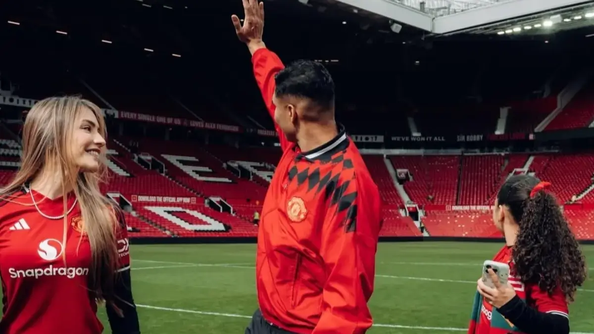 Casemiro bersama istri dan anak-anaknya berdiri di tengah lapangan Old Trafford usai laga melawan Nottingham F