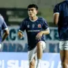 Pemain Madura United dan PSIM Yogyakarta saling berebut bola di Stadion Sultan Agung Bantul dalam laga pekan k
