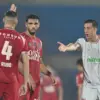 Pemain Borneo FC dan Persijap Jepara saling berebut bola di Stadion Gelora Bumi Kartini dalam laga pekan ke-33