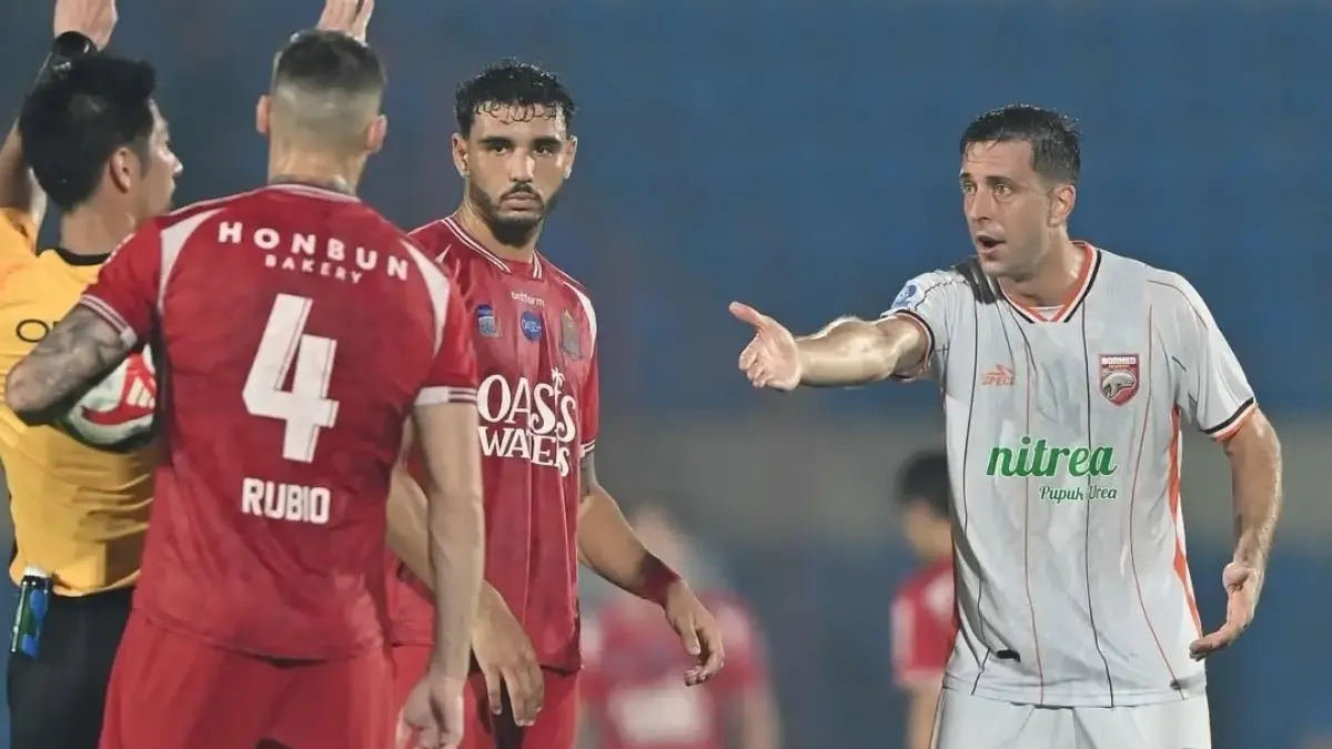 Pemain Borneo FC dan Persijap Jepara saling berebut bola di Stadion Gelora Bumi Kartini dalam laga pekan ke-33