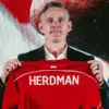 Pelatih Timnas Indonesia John Herdman memberikan instruksi kepada pemain di lapangan latihan