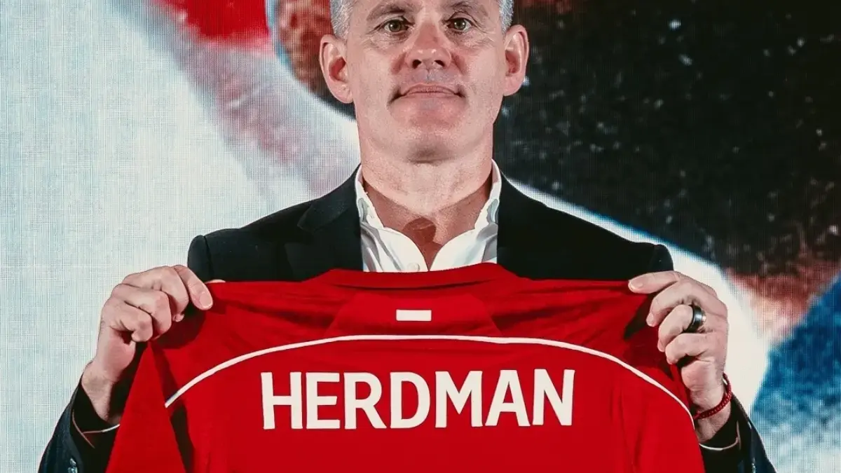 Pelatih Timnas Indonesia John Herdman memberikan instruksi kepada pemain di lapangan latihan