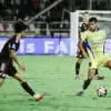 Pemain Persib Bandung merayakan gol kemenangan Julio Cesar ke gawang PSM Makassar di Stadion Gelora BJ Habibie