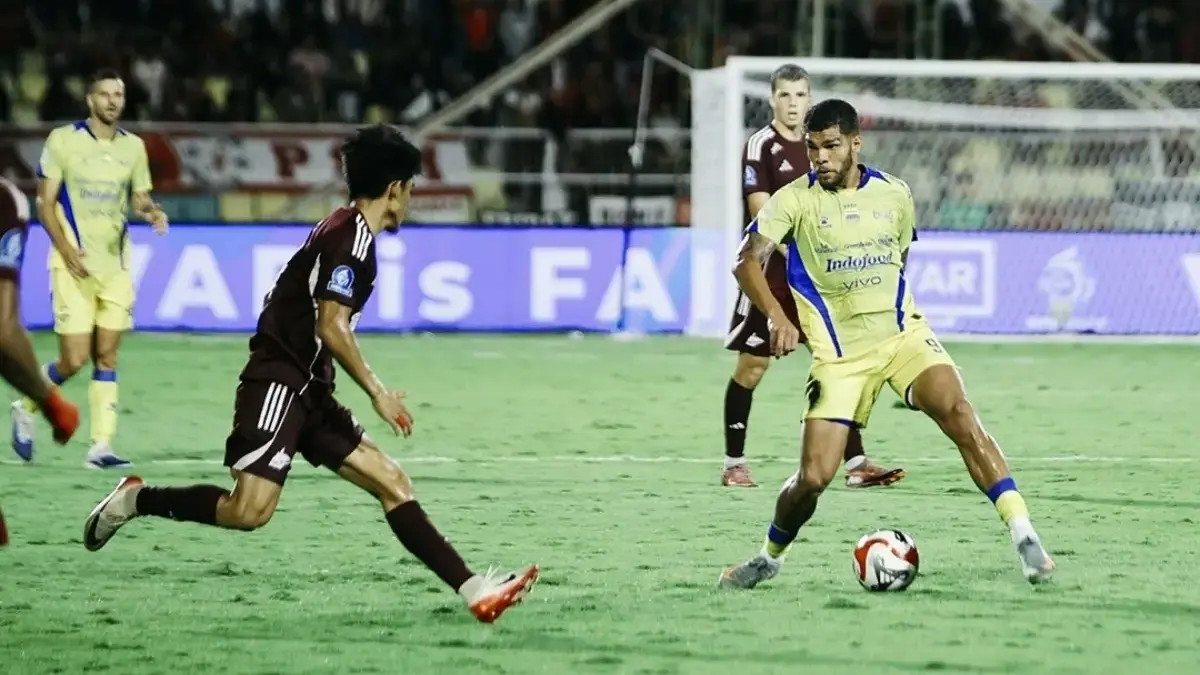 Pemain Persib Bandung merayakan gol kemenangan Julio Cesar ke gawang PSM Makassar di Stadion Gelora BJ Habibie